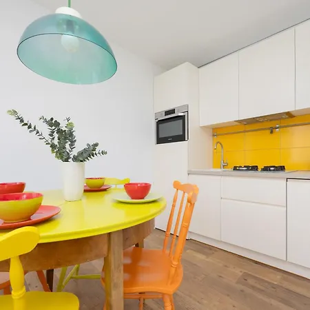 Colorful Two Bedroom Platynowa Perfect For Remote Work By Renters شقة