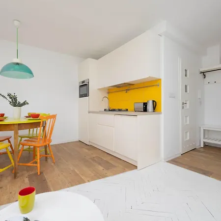 شقة Colorful Two Bedroom Platynowa Perfect For Remote Work By Renters وارسو