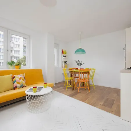 Colorful Two Bedroom Platynowa Perfect For Remote Work By Renters