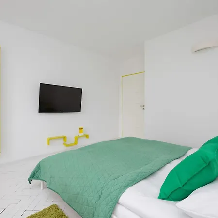 Colorful Two Bedroom Platynowa Perfect For Remote Work By Renters דירה