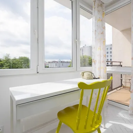 Colorful Two Bedroom Platynowa Perfect For Remote Work By Renters דירה